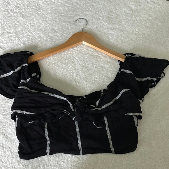 Volcom Black and White Ruffled Tie Front Crop Blouse - Picture 1 of 7